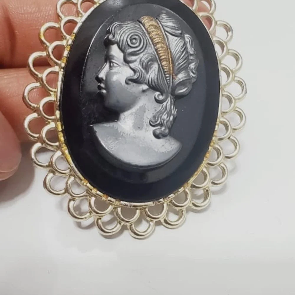 Victorian Style Cameo Brooch Pin with Gold Portrait n Black Background wit Whi🌴
